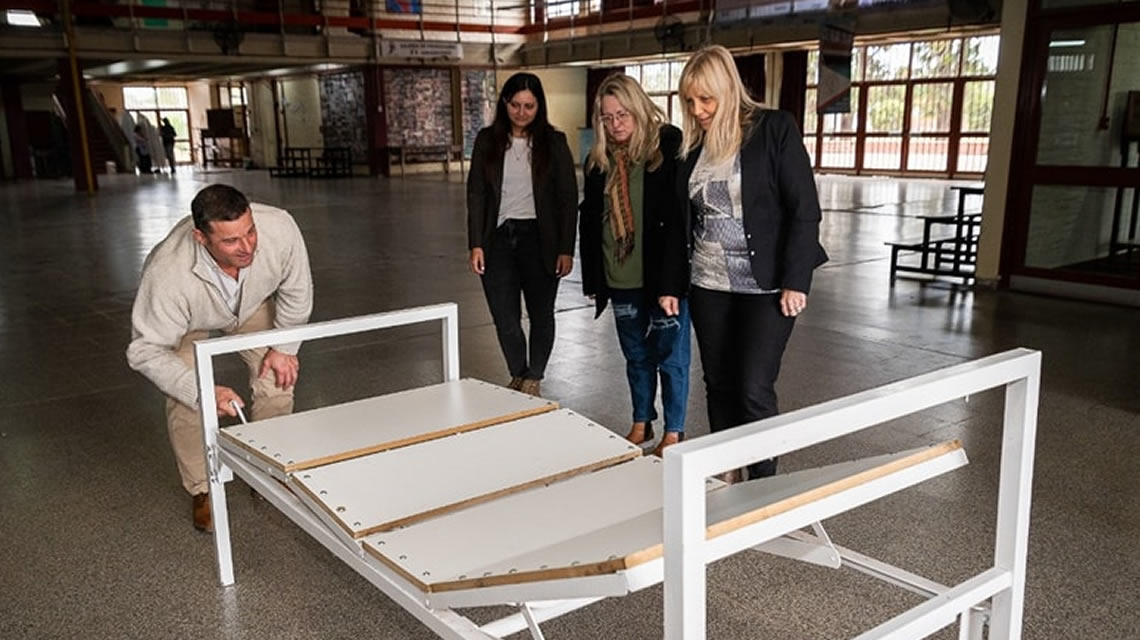 Entrega de una cama ortopédica a la Escuela de Enfermería del Terciario del Colegio Superior N° 50