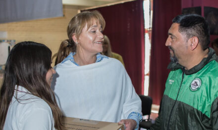 Alumnos del Colegio 50 recibieron su notebook