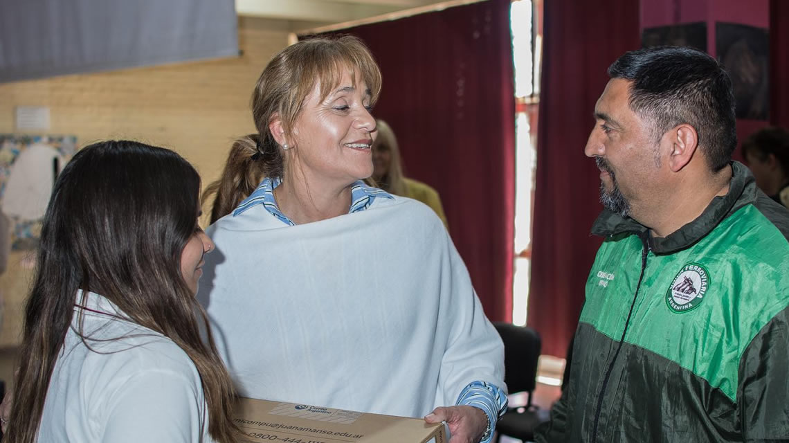 Alumnos del Colegio 50 recibieron su notebook