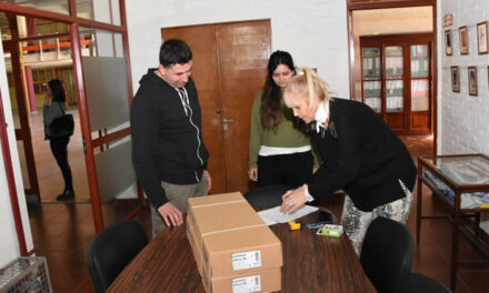 El municipio entregó luminarias al Colegio 50