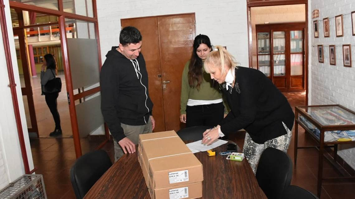 El municipio entregó luminarias al Colegio 50