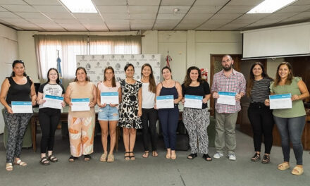 Entrega de certificado a quienes realizaron la capacitación de Auxiliar en Administración con orientación en Pyme