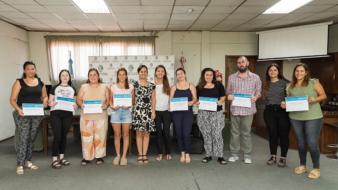 Entrega de certificado a quienes realizaron la capacitación de Auxiliar en Administración con orientación en Pyme