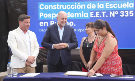 El gobernador Perotti en la apertura de ofertas para la construcción de la Escuela Agrotécnica 355 de Rufino