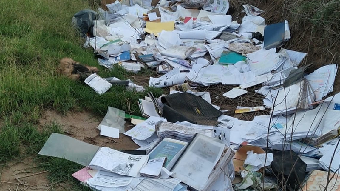 Malos vecinos: desechos de suero y residuos en canales y caminos rurales