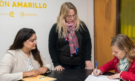 Firma de convenios con escuelas por el Fondo de Asistencia Educativa 2023