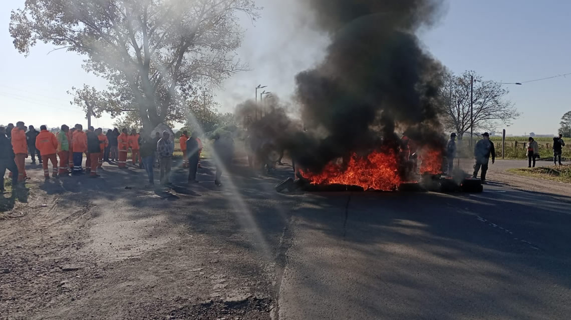 En Zavalla la Uocra cortó la ruta 33 por un bono que no le pagaron