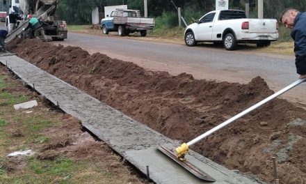 Obra de cordón cuneta en calle Lorenzetti