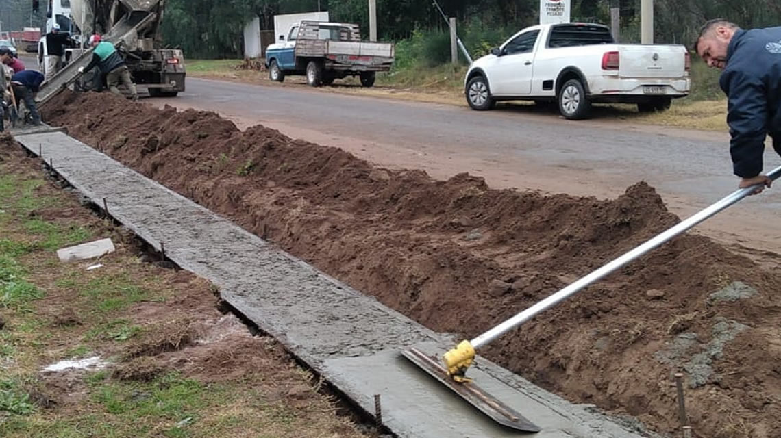 Obra de cordón cuneta en calle Lorenzetti