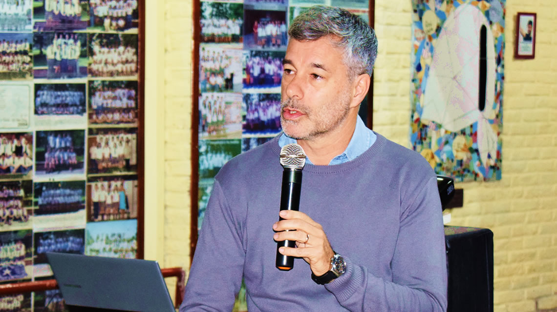 El autor y periodista rufinense Miguel Bossio dialogó con alumnos del Colegio Superio 50