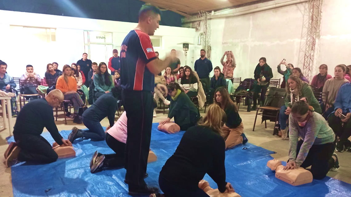 Bomberos voluntarios de Rufino brindaron una charla sobre primeros auxilios