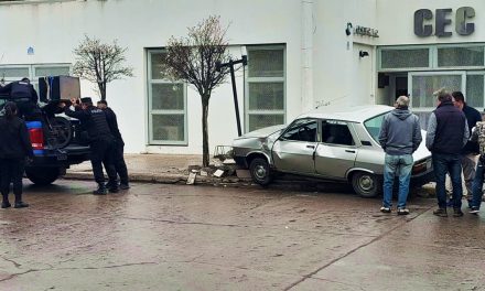 Accidente de tránsito entre moto y automóvil