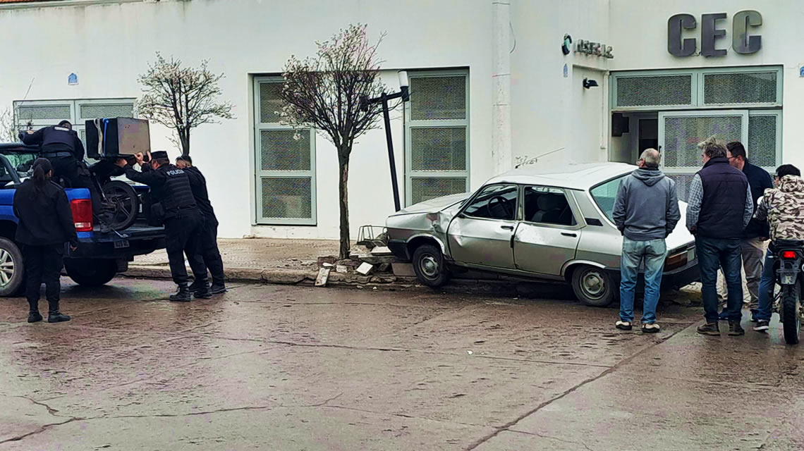 Accidente de tránsito entre moto y automóvil