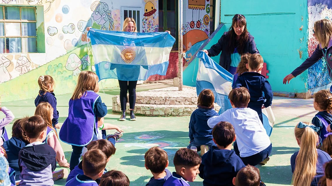 Entrega de una Bandera al Jardín N° 320