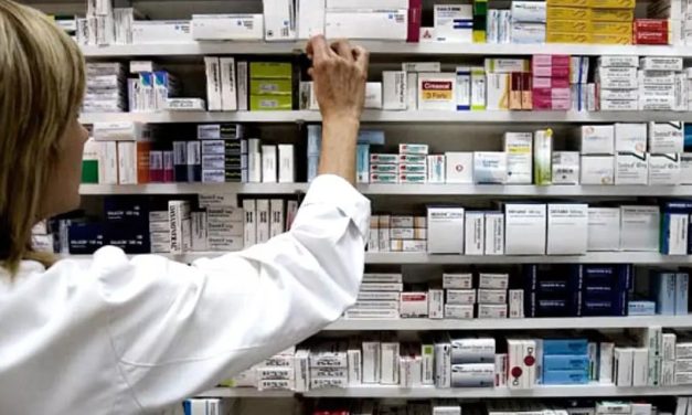 Los farmacéuticos se movilizan contra el DNU y cierran las persianas durante una hora como protesta