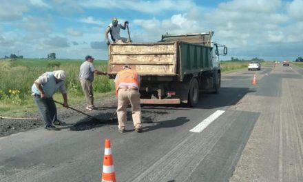 Bacheo de la Ruta 33 entre Rufino y Gral Villegas con mano de obra municipal y Vialidad Nacional