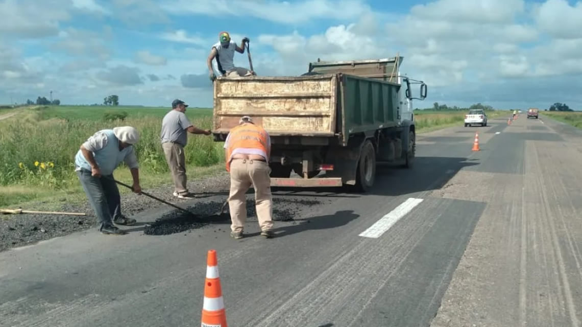 Bacheo de la Ruta 33 entre Rufino y Gral Villegas con mano de obra municipal y Vialidad Nacional