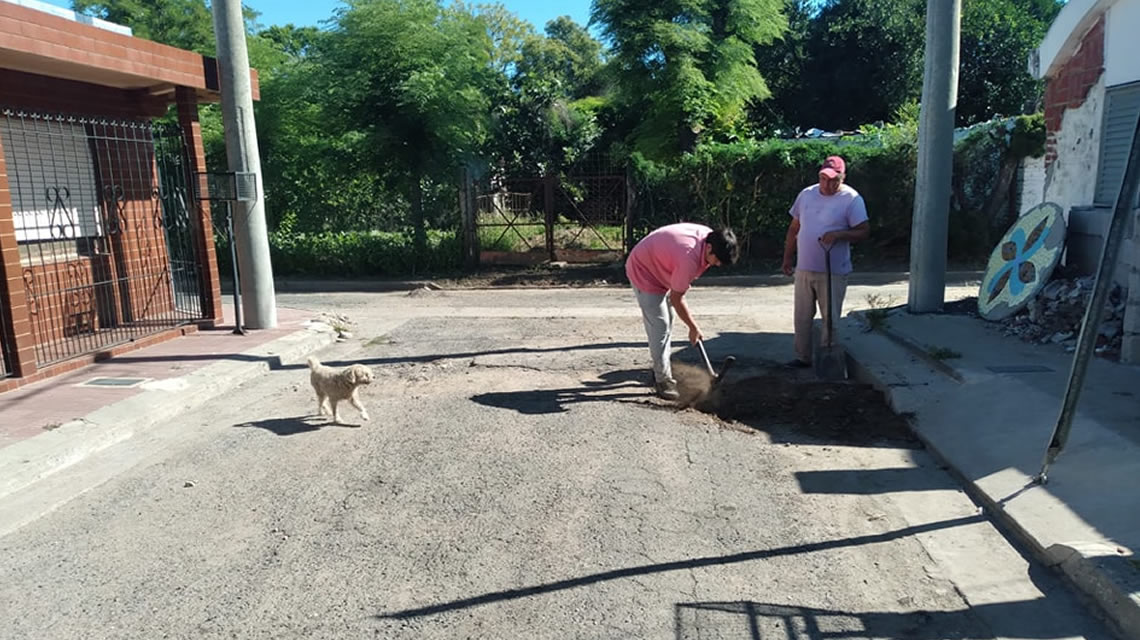 En el barrio Pablo Vargas se realizan trabajos de bacheos