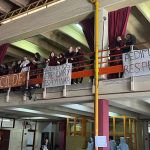 Alumnos del Colegio 50 protestan por considerar prohibiciones algunas directivas