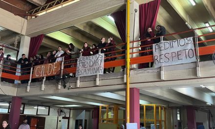 Alumnos del Colegio 50 protestan por considerar prohibiciones algunas directivas