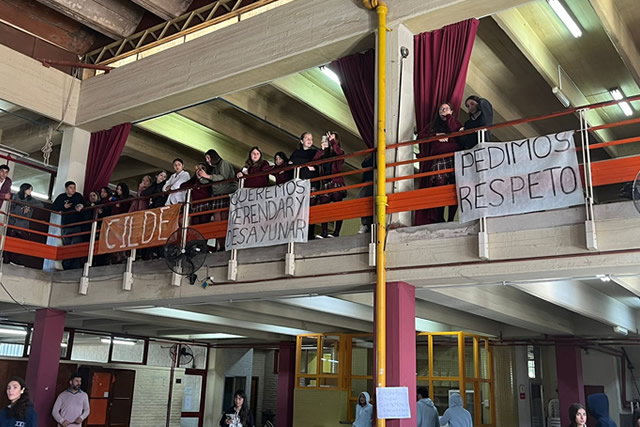 Alumnos del Colegio 50 protestan por considerar prohibiciones algunas directivas