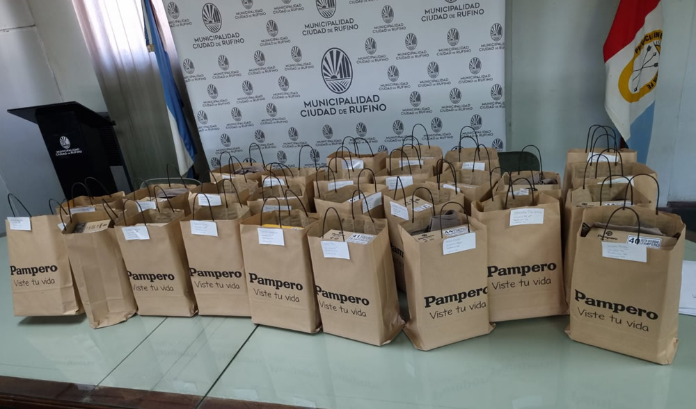 Entrega de indumentaria a trabajadores municipales