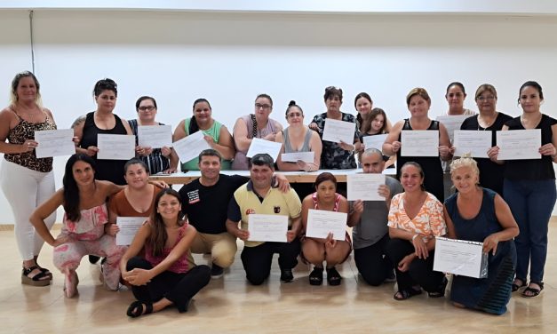Entrega de certificados a cuidadores domiciliarios en Rufino