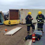 Desnivel en la Ruta 7 habría provocado el vuelco de un camión cargado con bananas