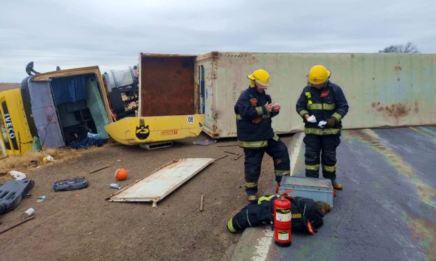Desnivel en la Ruta 7 habría provocado el vuelco de un camión cargado con bananas