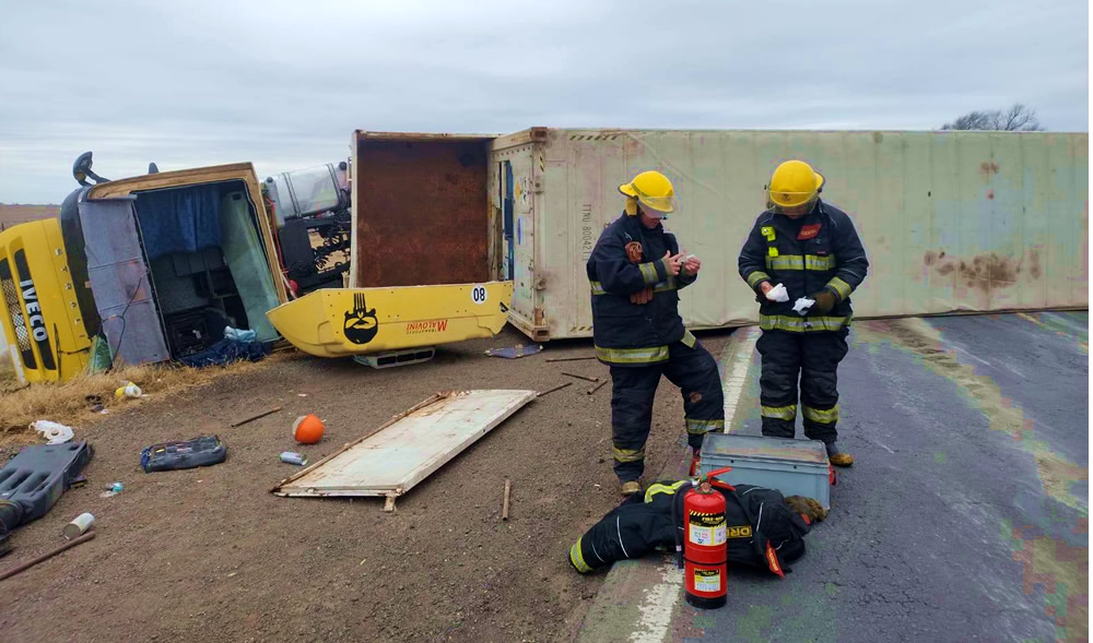 Desnivel en la Ruta 7 habría provocado el vuelco de un camión cargado con bananas
