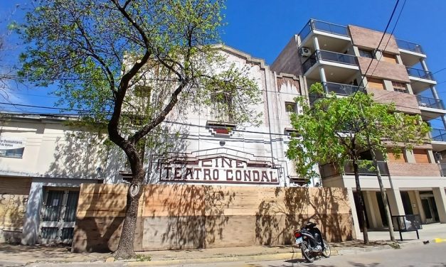 Vallado preventivo en el histórico Cine y Teatro Condal por riesgo de desprendimiento