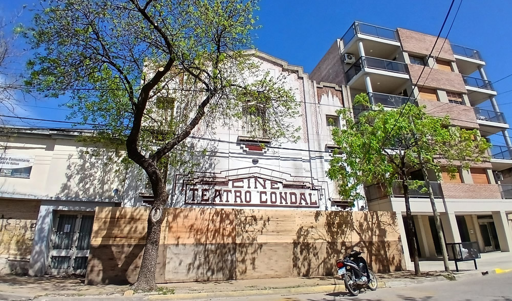 Vallado preventivo en el histórico Cine y Teatro Condal por riesgo de desprendimiento