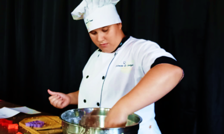 Con gran convocatoria, Rufino se preparó para la Nochebuena con una clase magistral de pastelería